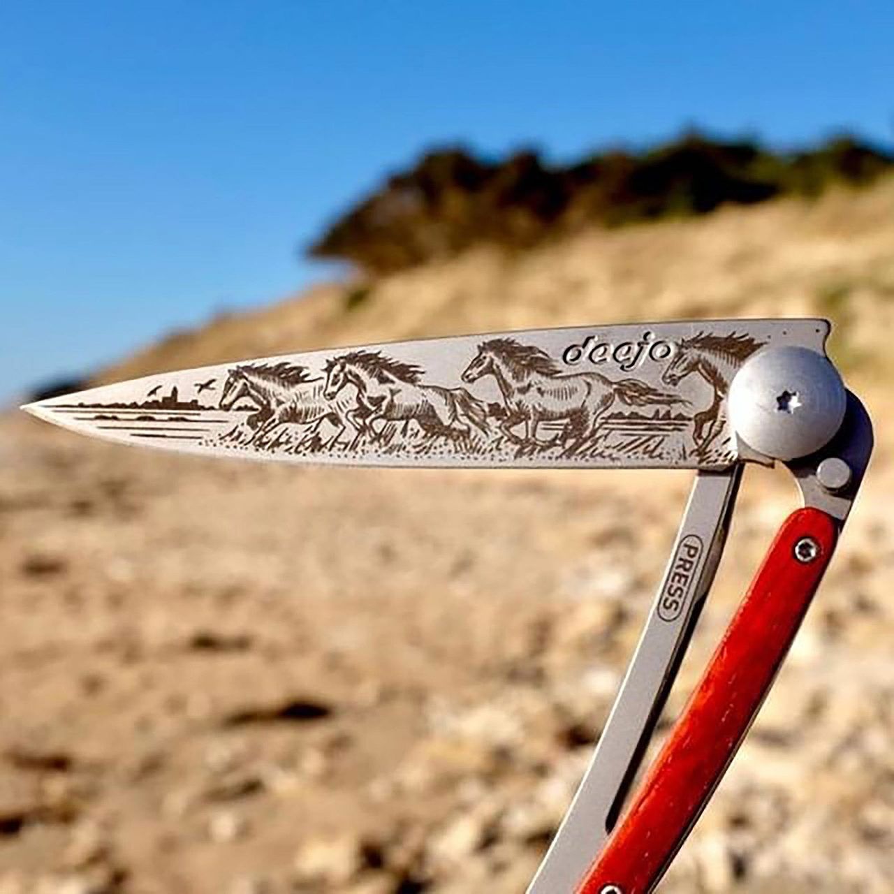COUTEAU DE POCHE 37GR DEEJO BOIS CORAIL - CHEVAUX SAUVAGES