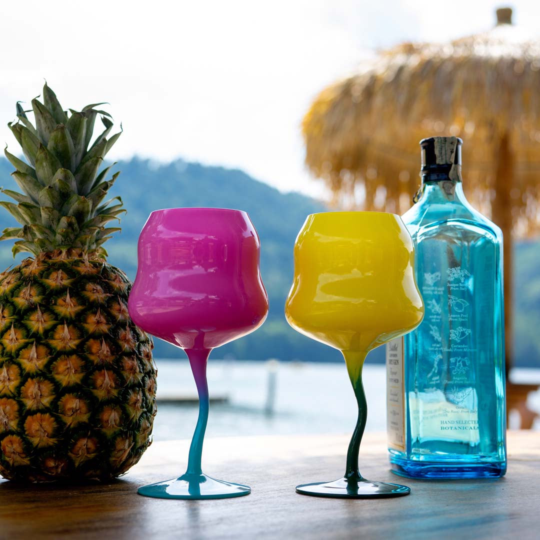 LOT DE 2 VERRES A COCKTAIL - JAUNE/PETROLE ET ROSE/BLEU