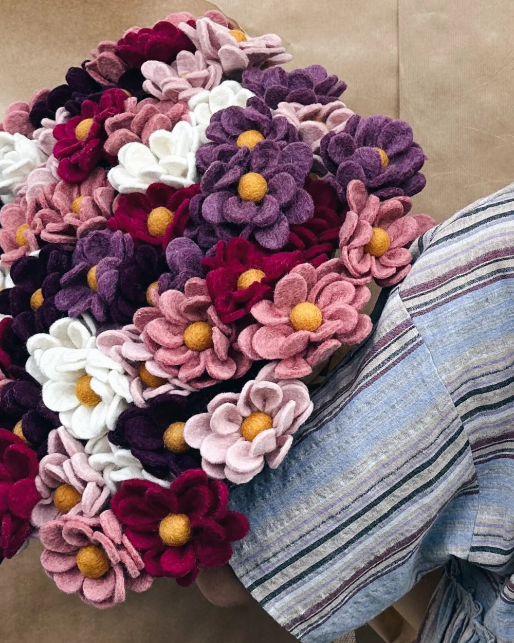 BRANCHE DE ANEMONE - LAINE FEUTREE FUSCHIA