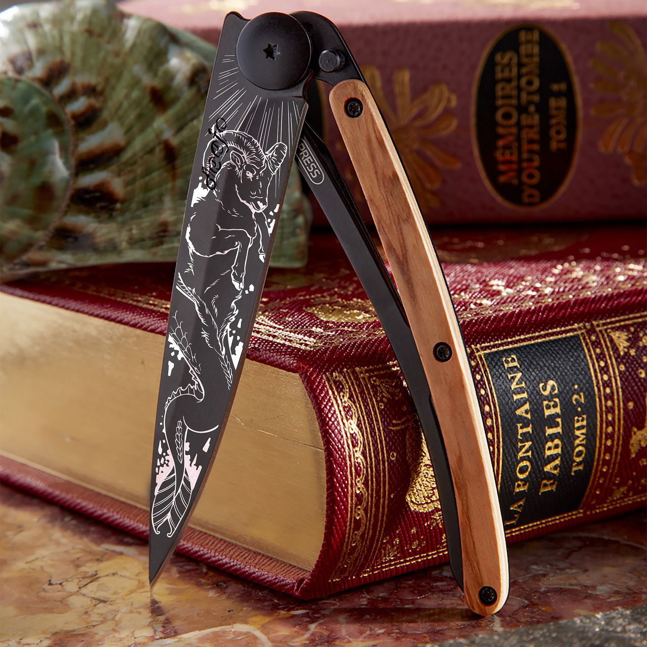 COUTEAU DE POCHE 37GR DEEJO OLIVIER - CAPRICORNE