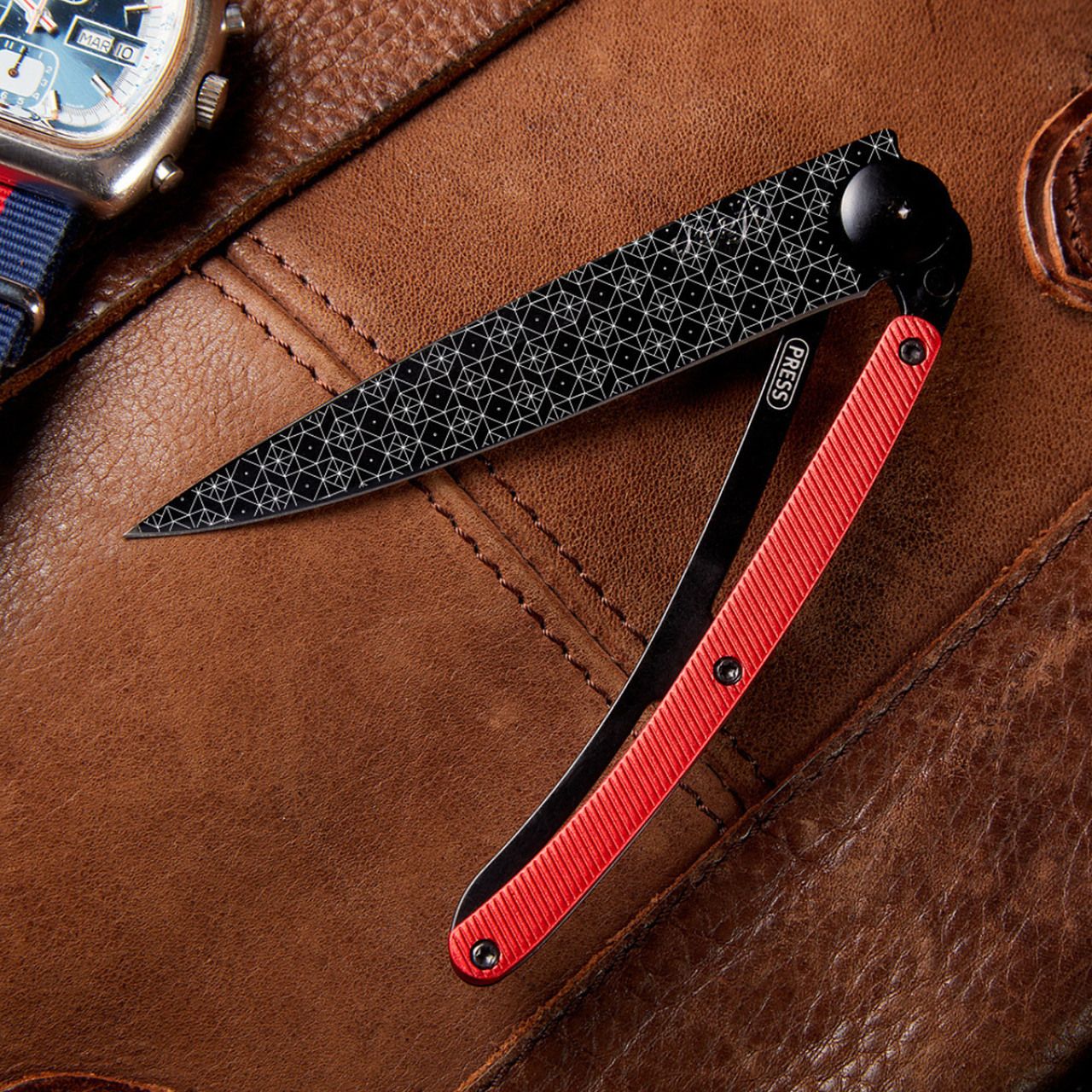 COUTEAU DE POCHE 37GR DEEJO ALU ROUGE - FRISE