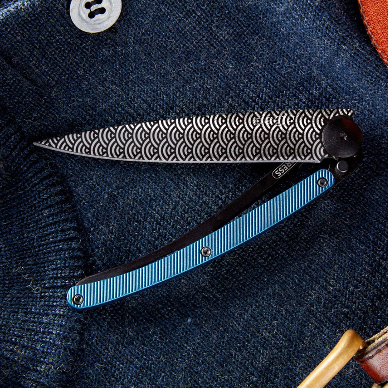 COUTEAU DE POCHE 37GR DEEJO ALU BLEU - NUAGES
