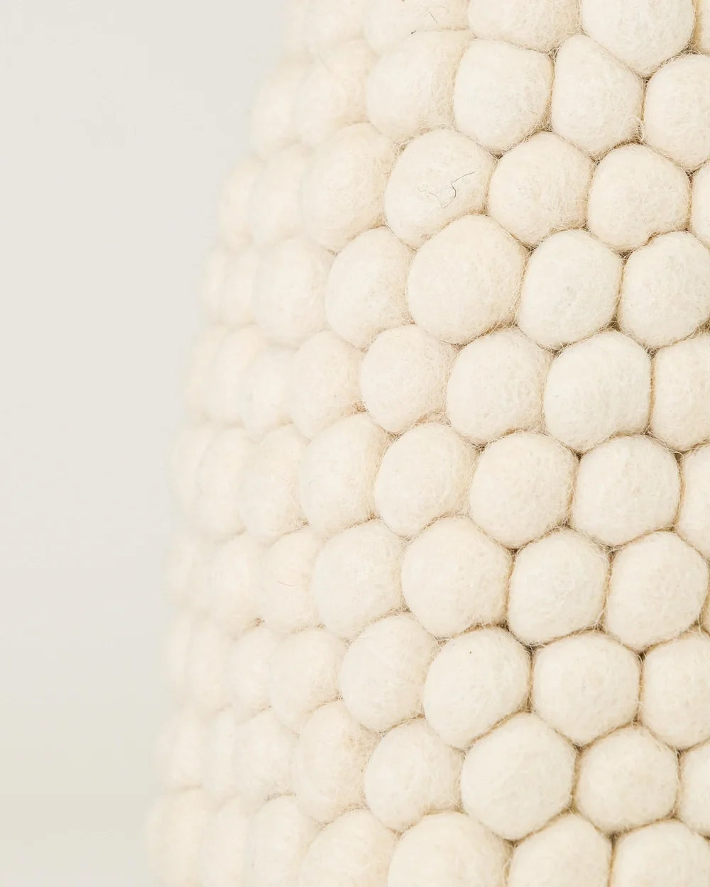 VASE BOULE DECORATIF BLANC - LAINE FEUTREE