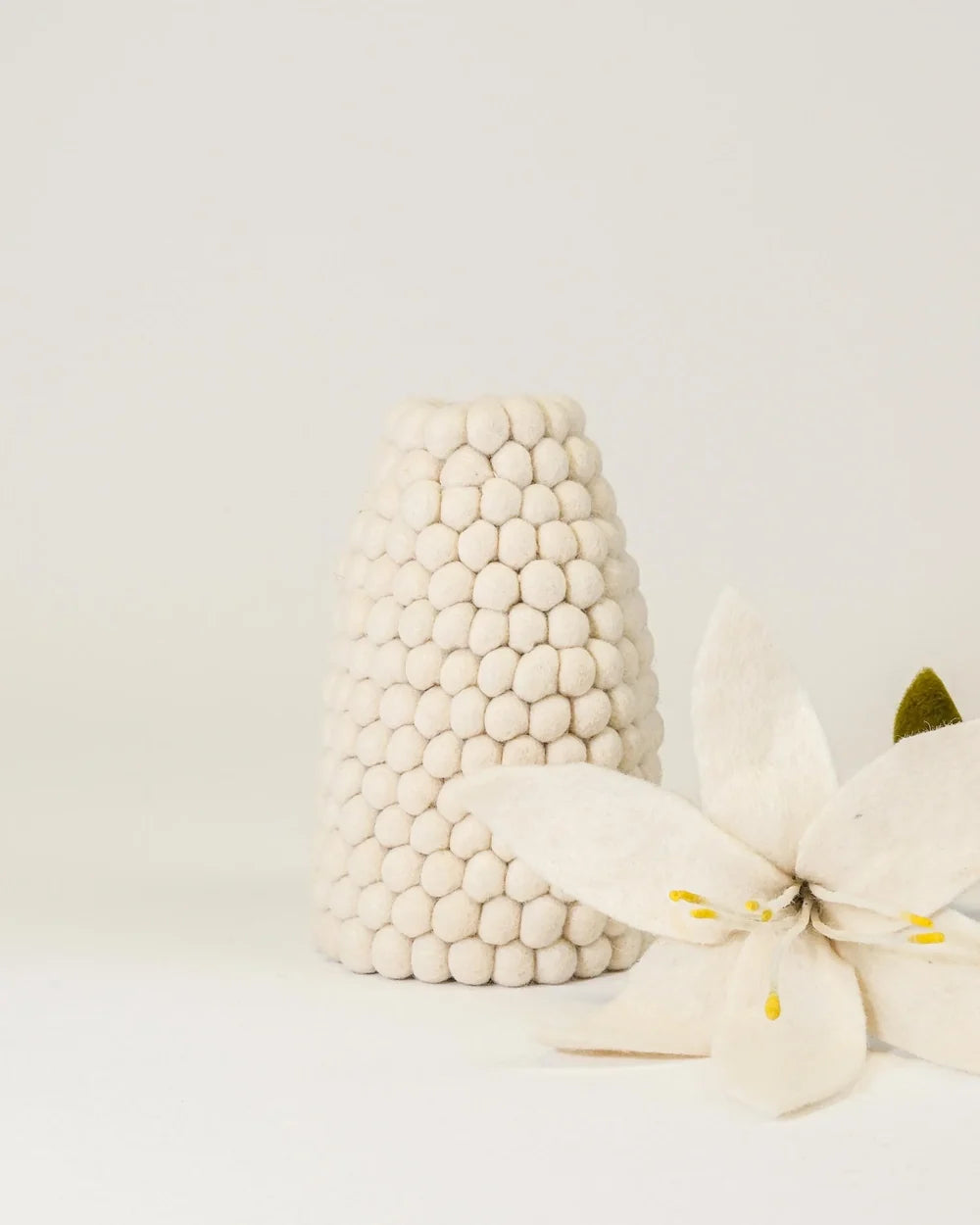 VASE BOULE DECORATIF BLANC - LAINE FEUTREE